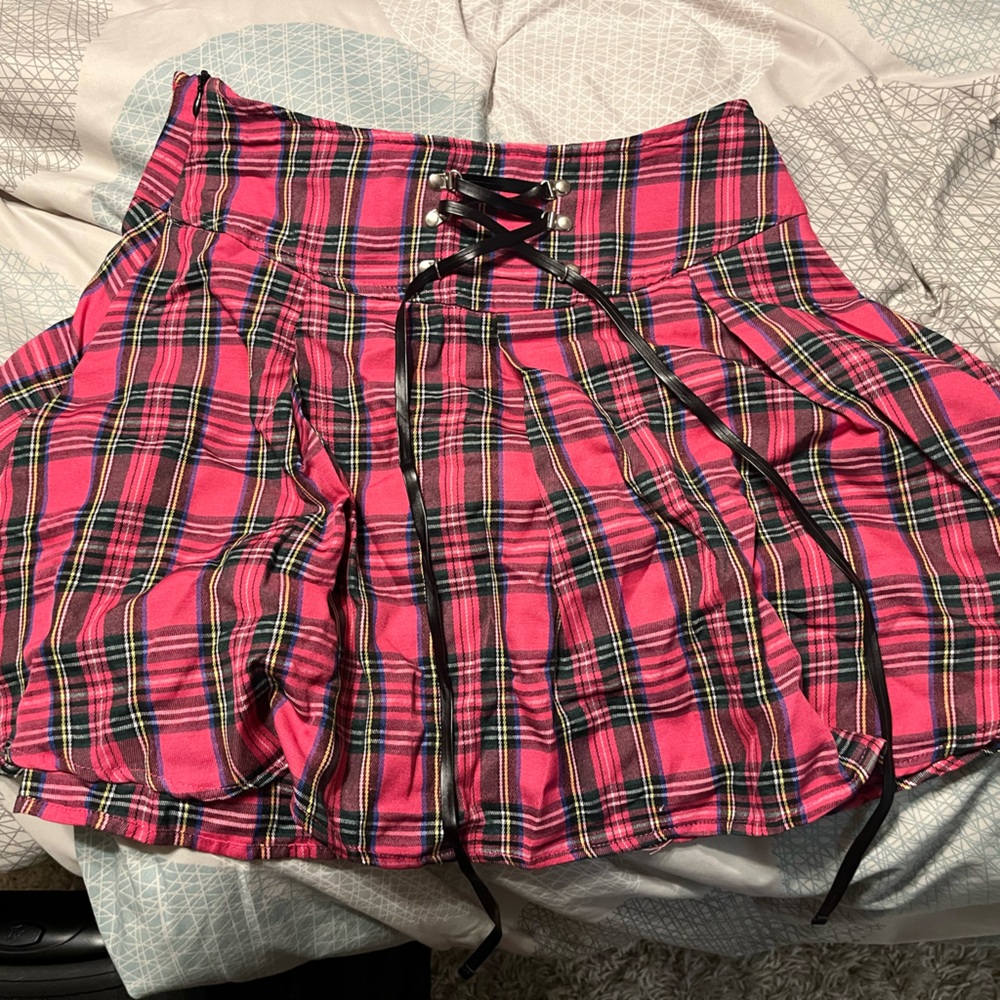 Brand new shein skirt with zipper in back never worn size small fits bigger